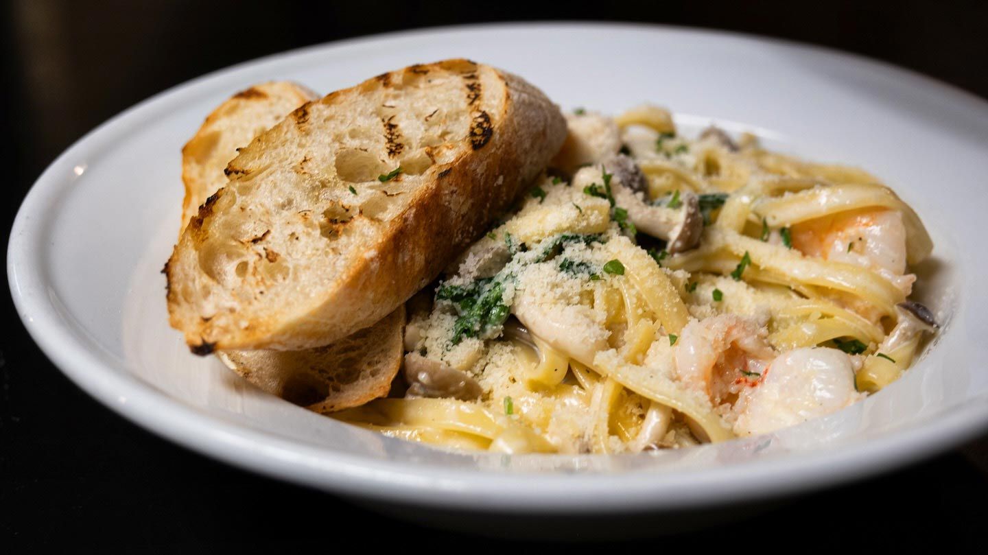 shrimp pasta with grilled baguette